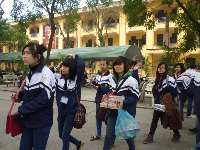 Ngày 20/2, trường THPT Thường Tín - Hà Nội phối hợp với báo Điện tử Giáo dục Việt Nam phát động buổi "Lễ ủng hộ học sinh nghèo miền núi, mỗi ngày một bữa cơm có thịt" đã thu hút sự chú ý của hành nghìn học sinh và giáo viên trong trường. (Ảnh Thu Hòe)